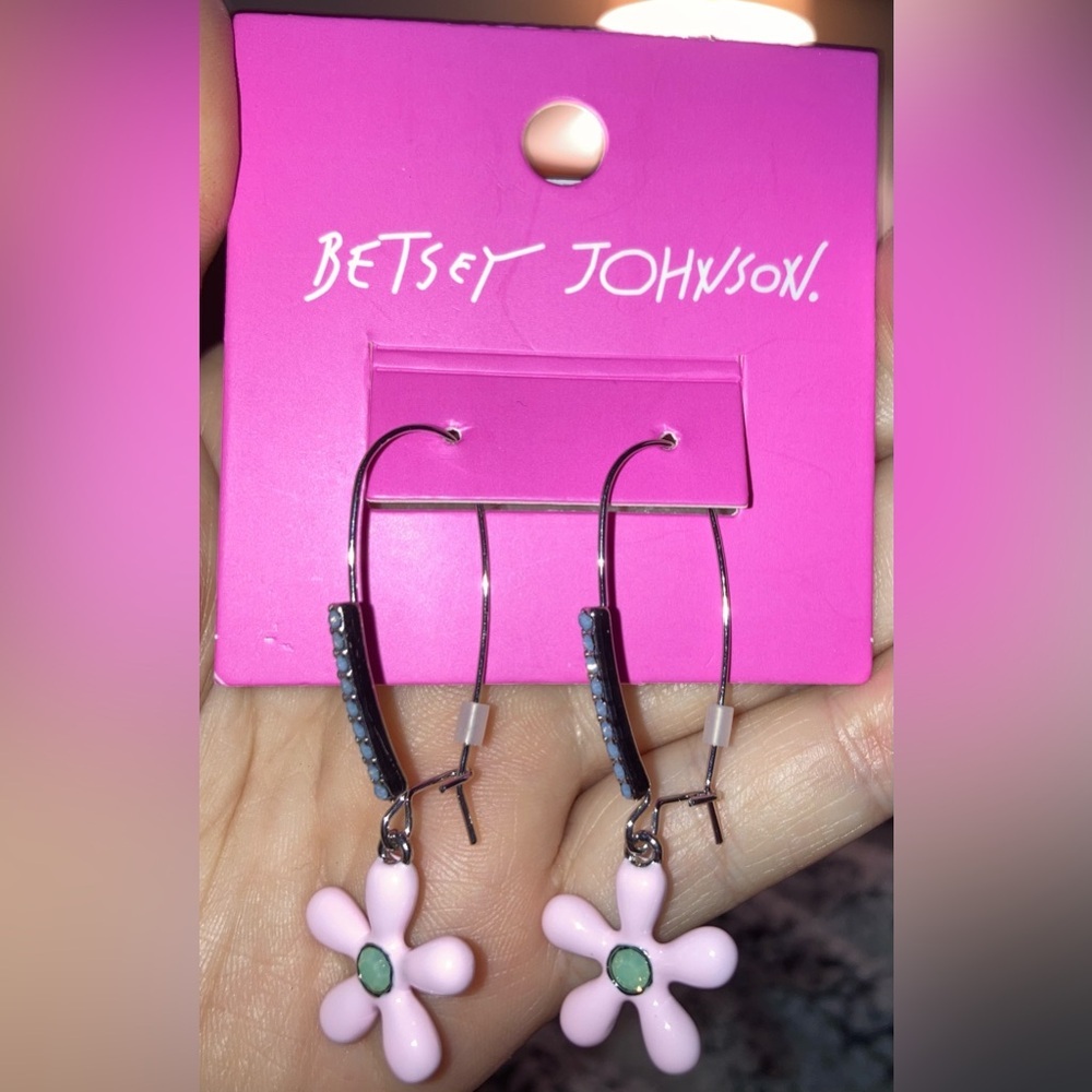 BETSEY JOHNSON Easter Pink Daisy Flower 2025 Retro 60s Design Earrings NEW NWT - Picture 2 of 6